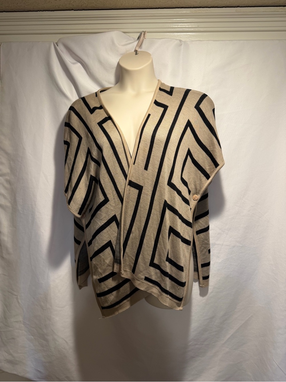 A Knitch Above Beige and Black Geometric Open-Front Shrug